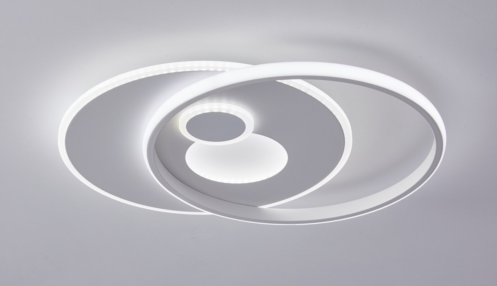 Moderne led-plafondlamp met een cirkelvormig ontwerp, gezien van onderaf.