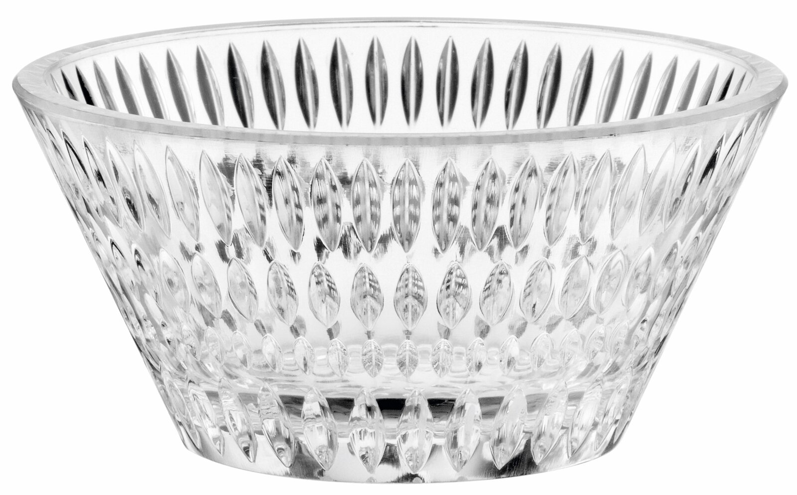 Transparente Glasschale mit facettiertem, tropfenförmigem Schliffmuster, freigestellt vor weißem Hintergrund, Ansicht schräg von vorne leicht von oben