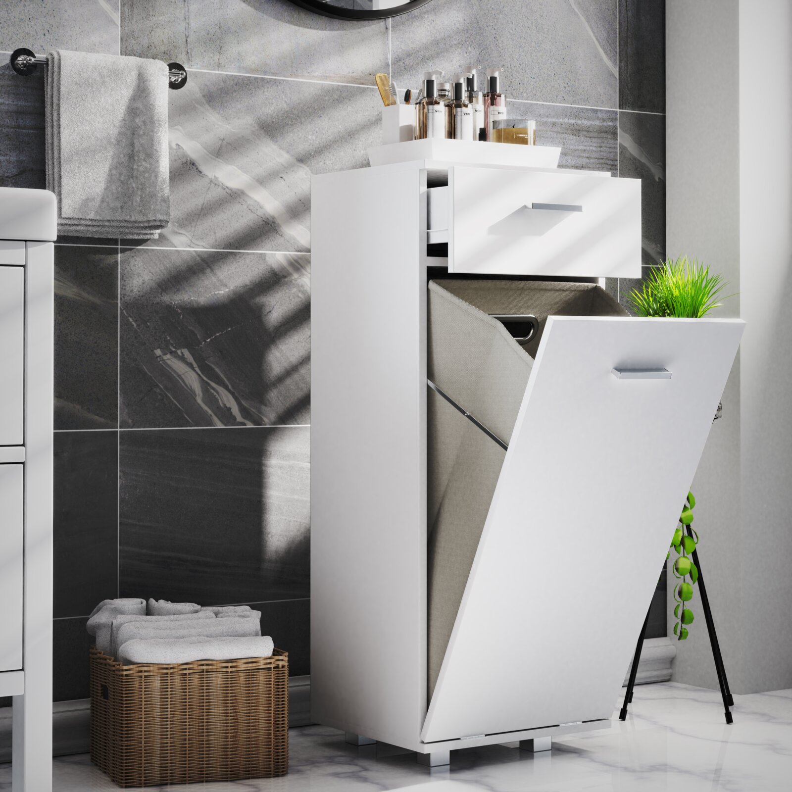 Weißer Badschrank mit ausklappbarem Wäschekorb und Schublade, in modernem Badezimmer, perspektivisch aus schräger Frontansicht von rechts fotografiert.