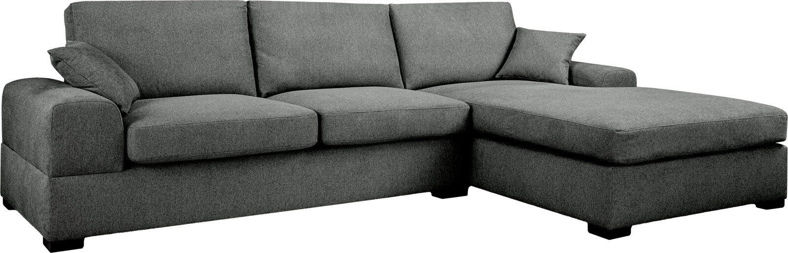 MID.YOU Hoekbank VEDA Graues Stoff-Ecksofa mit rechter Ottomane/Longchair, breiten Armlehnen und drei Rückenkissen, freigestellt auf weißem Hintergrund, Perspektive: frontale Ansicht leicht von links