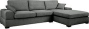 Graues Stoff-Ecksofa mit rechter Ottomane/Longchair, breiten Armlehnen und drei Rückenkissen, freigestellt auf weißem Hintergrund, Perspektive: frontale Ansicht leicht von links