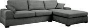 Graues Stoff-Ecksofa mit rechter Ottomane/Longchair, breiten Armlehnen und drei Rückenkissen, freigestellt auf weißem Hintergrund, Perspektive: frontale Ansicht leicht von links