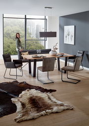 Moderne Esszimmer-Szene mit einem Holztisch und Freischwinger-Stühlen, seitliche Perspektive.