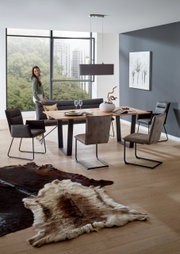 Moderne Esszimmer-Szene mit einem Holztisch und Freischwinger-Stühlen, seitliche Perspektive.