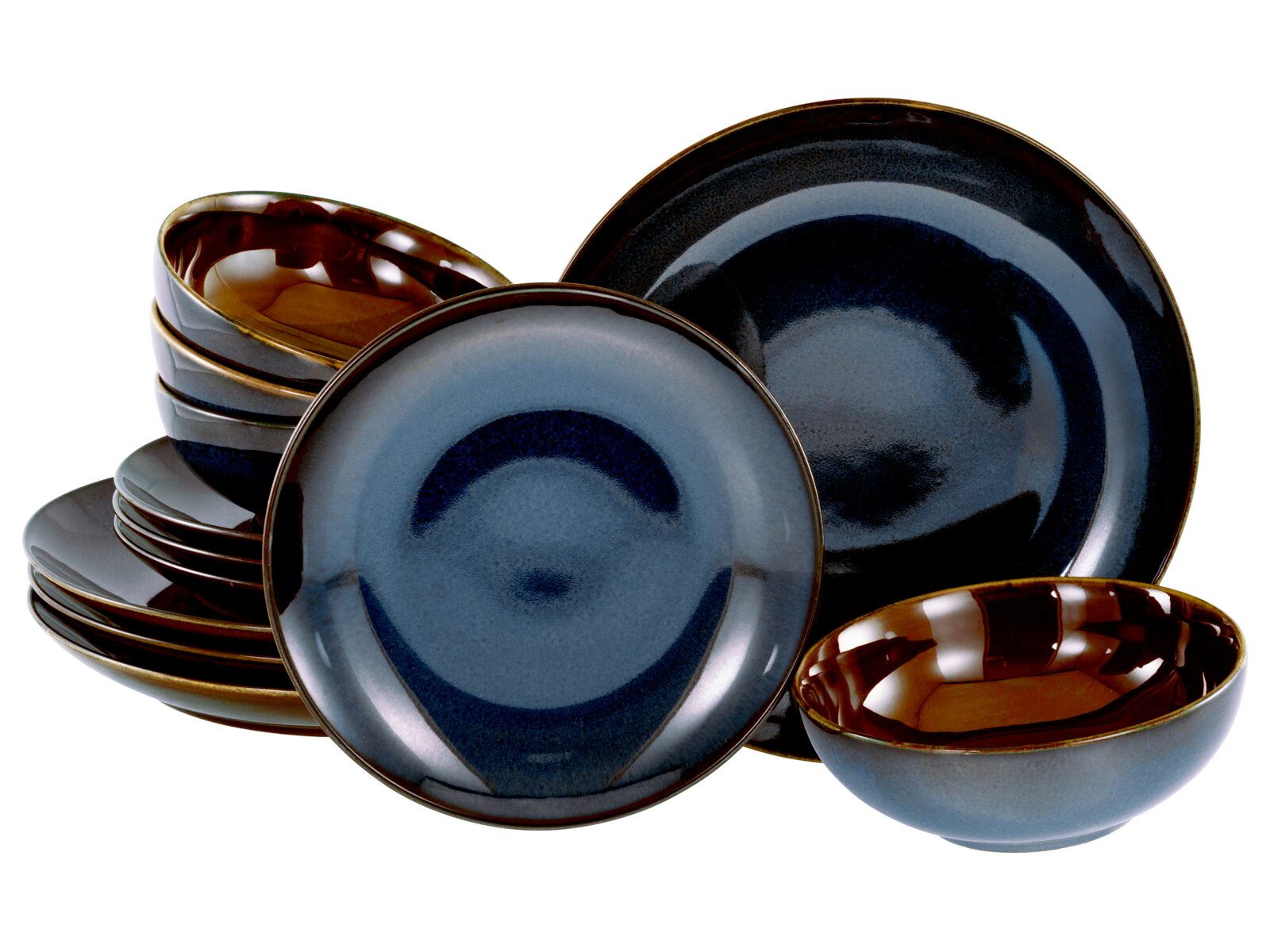 Keramik-Geschirrset in Blau und Braun mit Tellern und Schalen, glänzende Glasur, schräg von vorne in leicht erhöhter Perspektive fotografiert