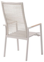 Rückansicht eines hohen Stapelsessels mit hellem, geflochtenem Rücken und Armlehnen aus Holz.