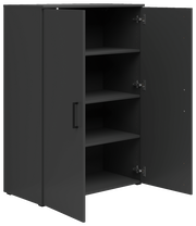 Schwarze Kommode mit zwei geöffneten Türen und mehreren Regalböden, seitliche Perspektive