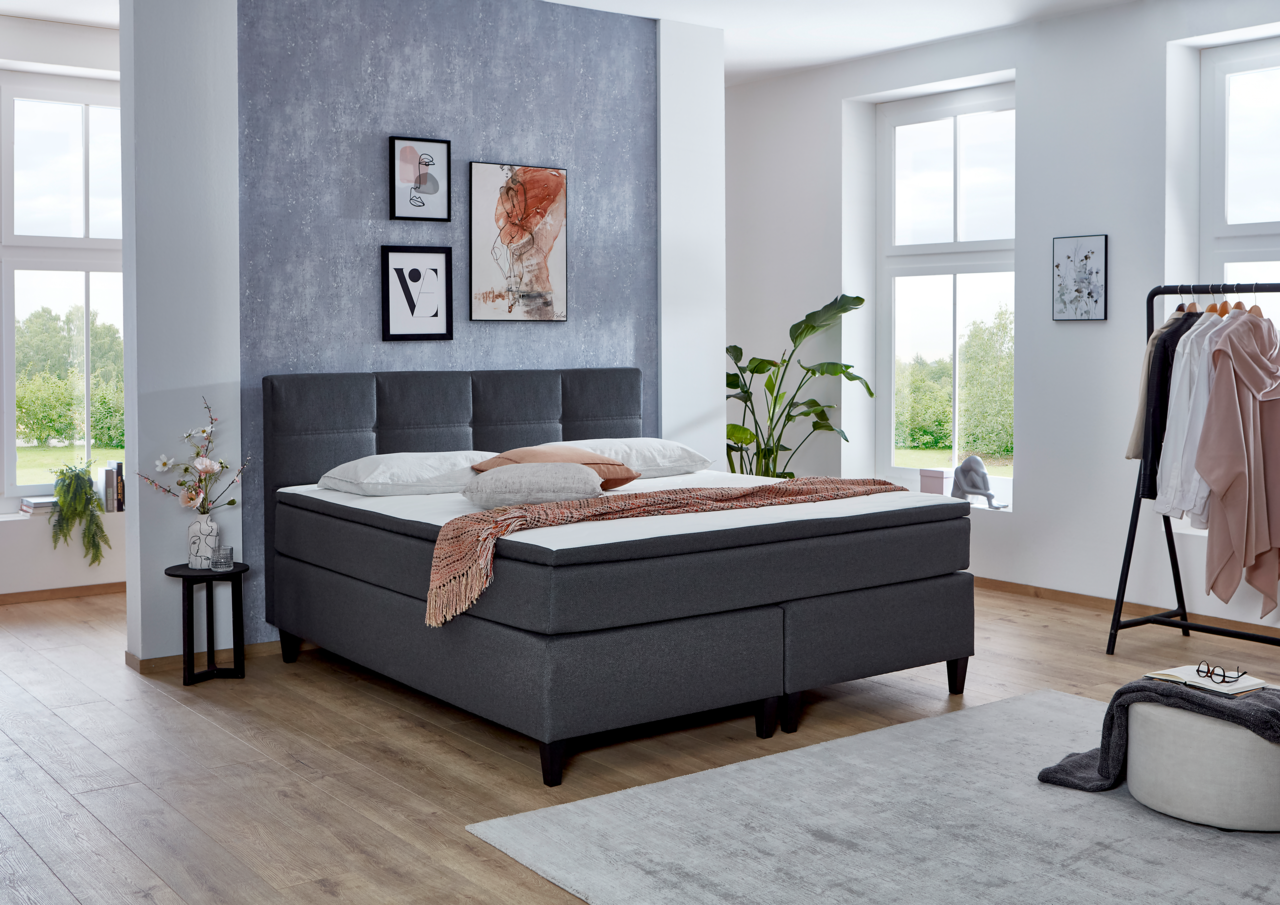 Z2 Boxspringbed BX2520 SURREY Modernes Boxspringbett in einem stilvoll eingerichteten Schlafzimmer, seitliche Perspektive.