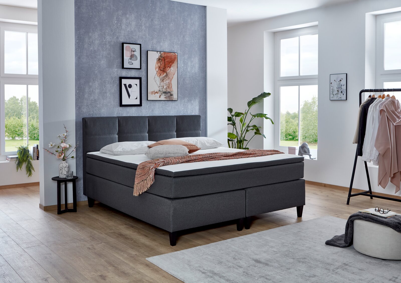 Z2 Boxspringbed BX2520 SURREY Modern boxspringbed in een stijlvol ingerichte slaapkamer, zijaanzicht.