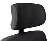 Nahaufnahme der Kopfstütze eines schwarzen Chefsessels aus Stoff, seitliche Perspektive