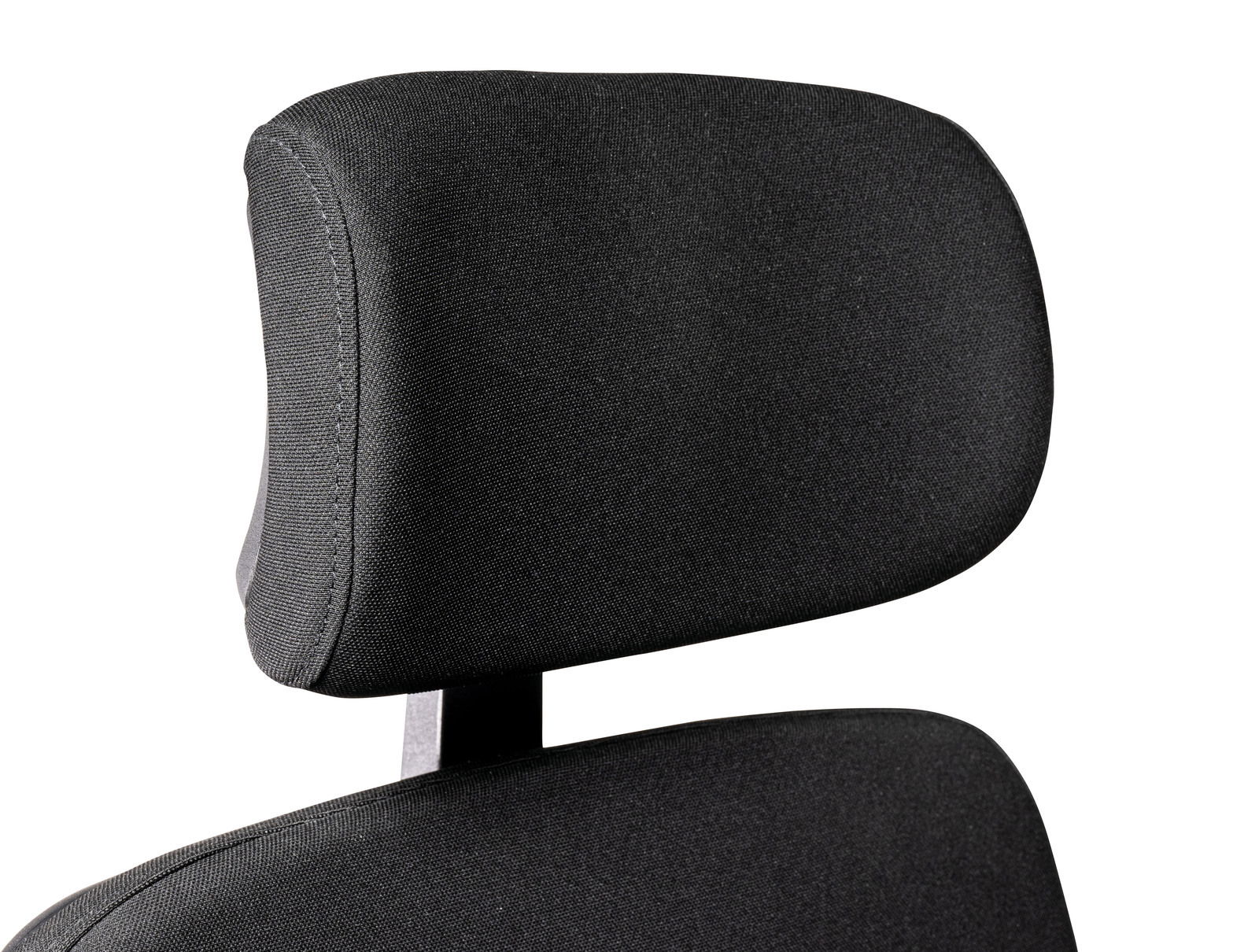 Nahaufnahme der Kopfstütze eines schwarzen Chefsessels aus Stoff, seitliche Perspektive