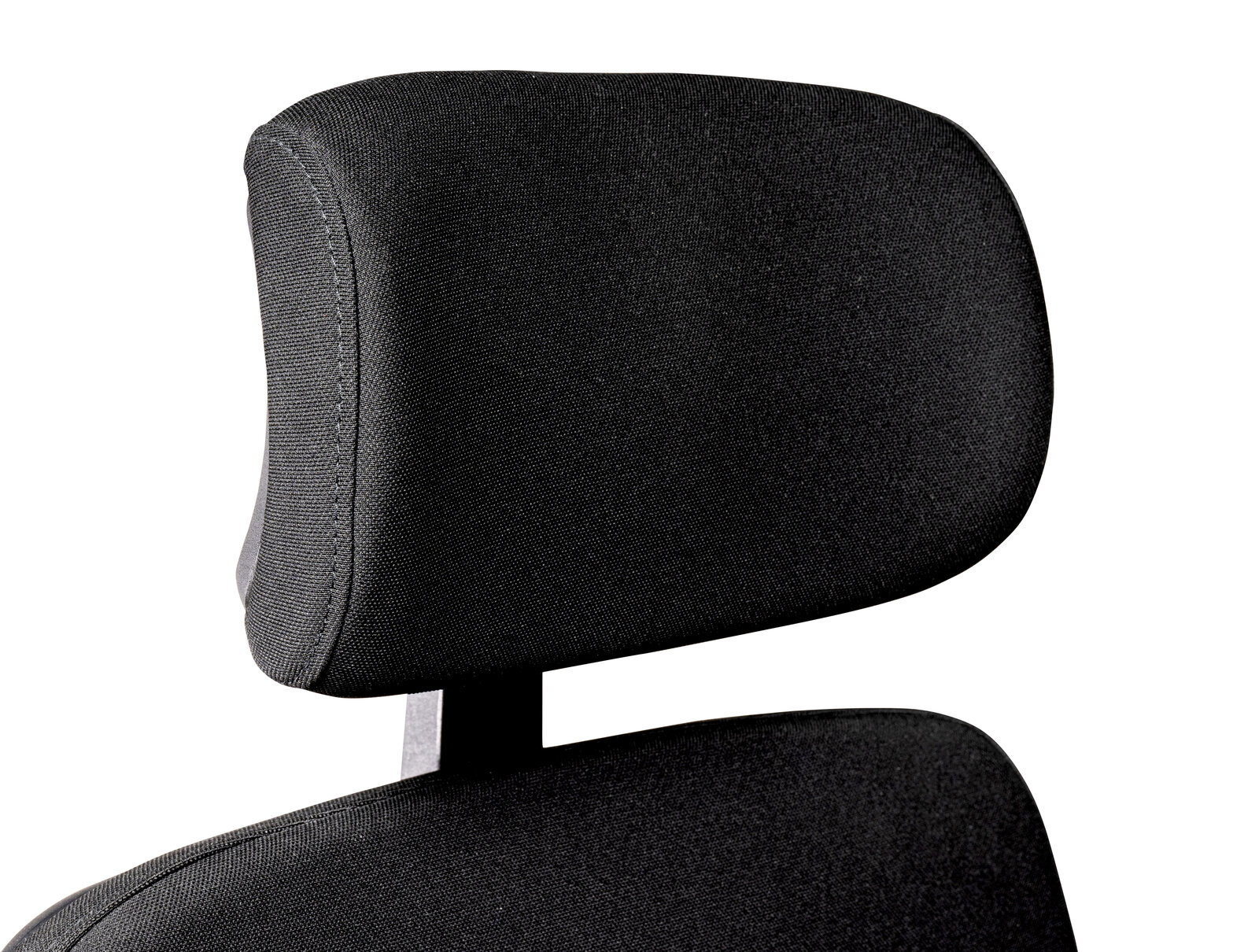 Nahaufnahme der Kopfstütze eines schwarzen Chefsessels aus Stoff, seitliche Perspektive