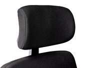 Nahaufnahme der Kopfstütze eines schwarzen Chefsessels aus Stoff, seitliche Perspektive