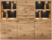 Frontaanzicht van een massief houten dressoir/vitrinekast met open vakken met verlichting, drie lades en drie onderkasten met deuren, in naturel eikenlook.