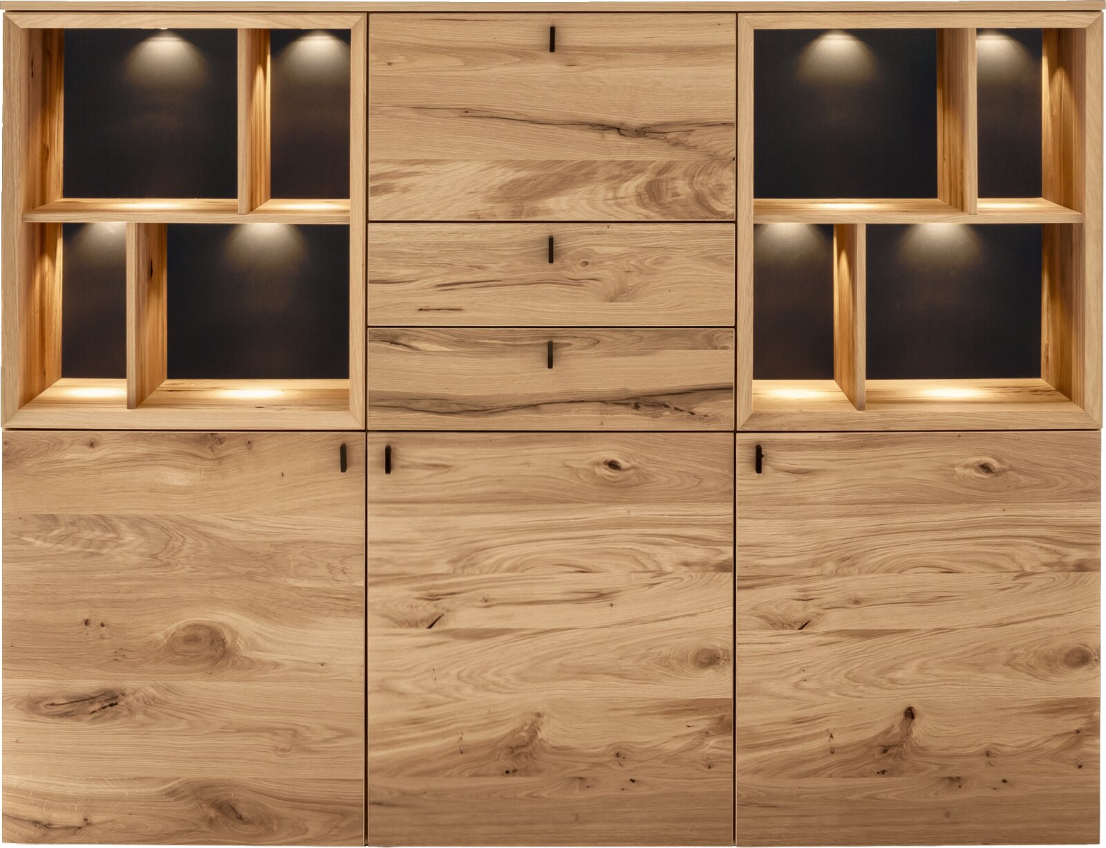 Frontaanzicht van een massief houten dressoir/vitrinekast met open vakken met verlichting, drie lades en drie onderkasten met deuren, in naturel eikenlook.