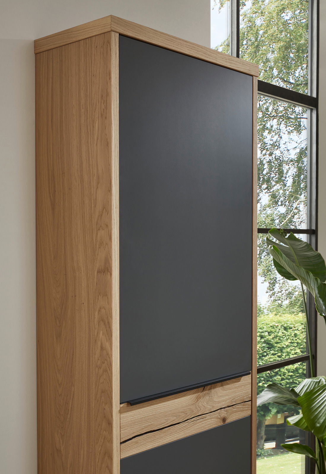 Moderner Hängegarderobenschrank aus Holz mit dunkler Front, seitliche Perspektive