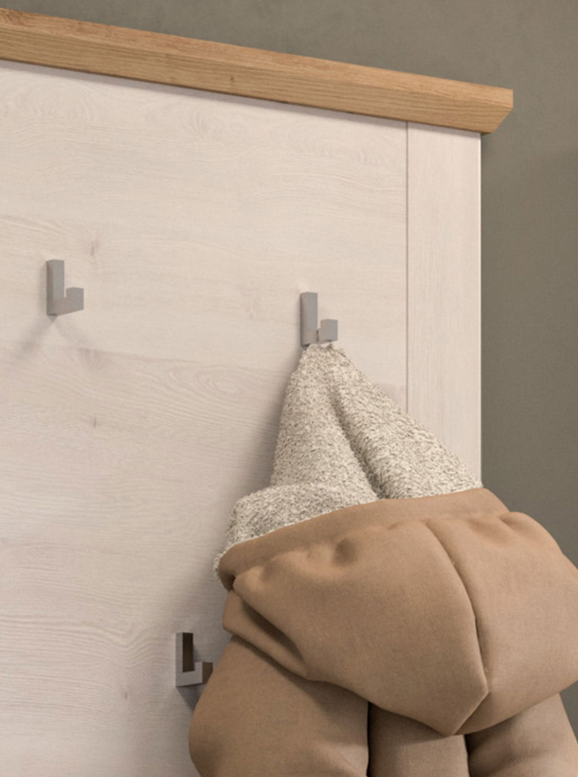 Nahaufnahme einer Garderobenkombination mit Holzelementen und mehreren Haken, an denen Kleidung hängt. Perspektive von vorne.