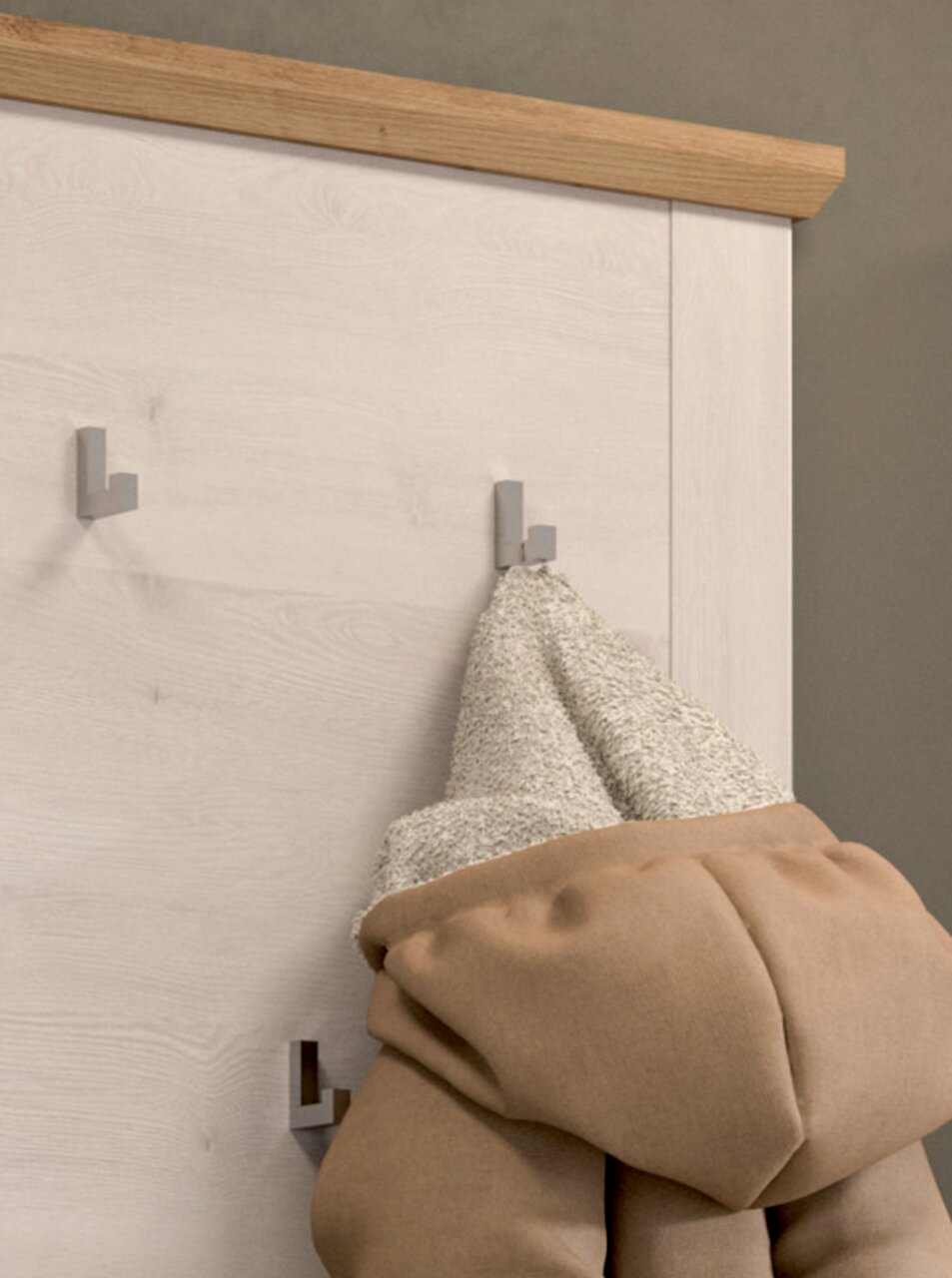 Nahaufnahme einer Garderobenkombination mit Holzelementen und mehreren Haken, an denen Kleidung hängt. Perspektive von vorne.