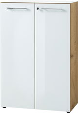 Moderner, niedriger Aktenschrank der Serie MONTERIA von XORA mit zwei weißen Türen und Holzseiten, Frontalansicht.