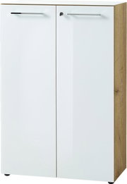 Moderner, niedriger Aktenschrank der Serie MONTERIA von XORA mit zwei weißen Türen und Holzseiten, Frontalansicht.