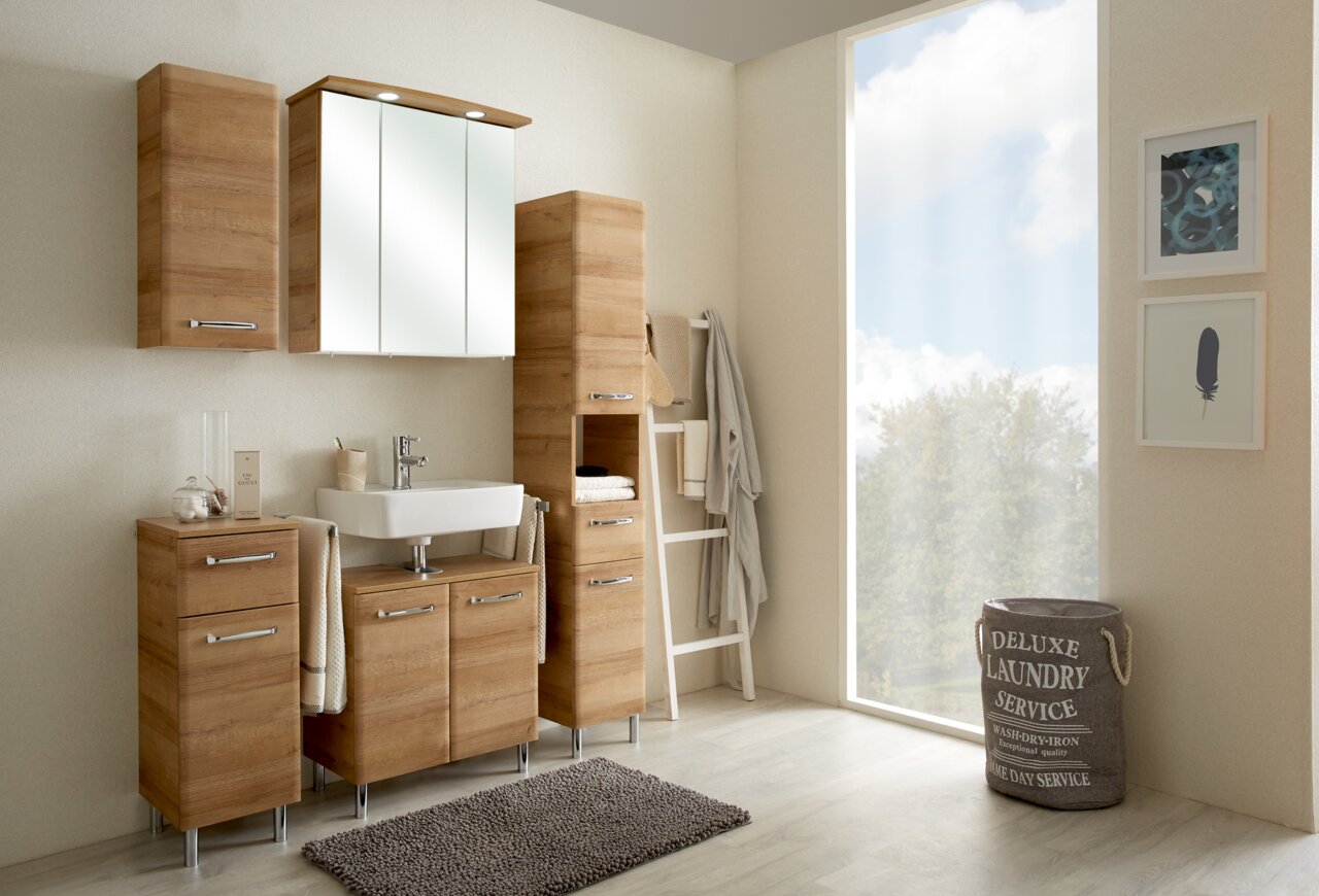 Moderner Waschbeckenunterschrank aus Holz in einem stilvollen Badezimmer, frontal betrachtet.