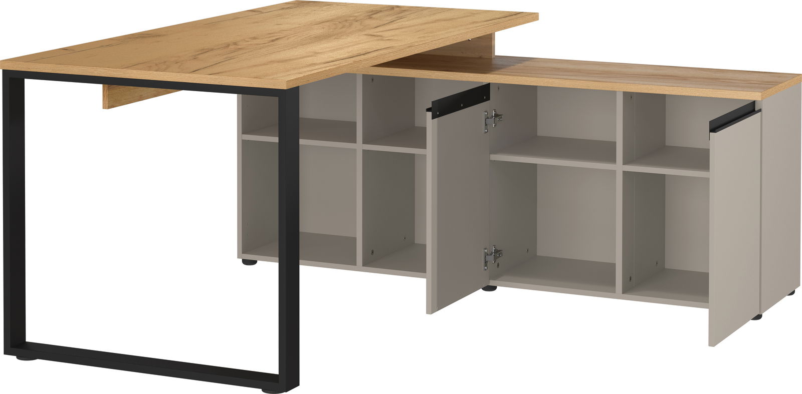 Moderner Winkelschreibtisch mit Holzoberfläche und schwarzem Metallrahmen, ausgestattet mit offenen Regalfächern und Schranktüren, Perspektive von vorne.