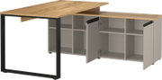 Modern hoekbureau met houten blad en zwart metalen frame, voorzien van open legplanken en kastdeuren, gezien van voren.