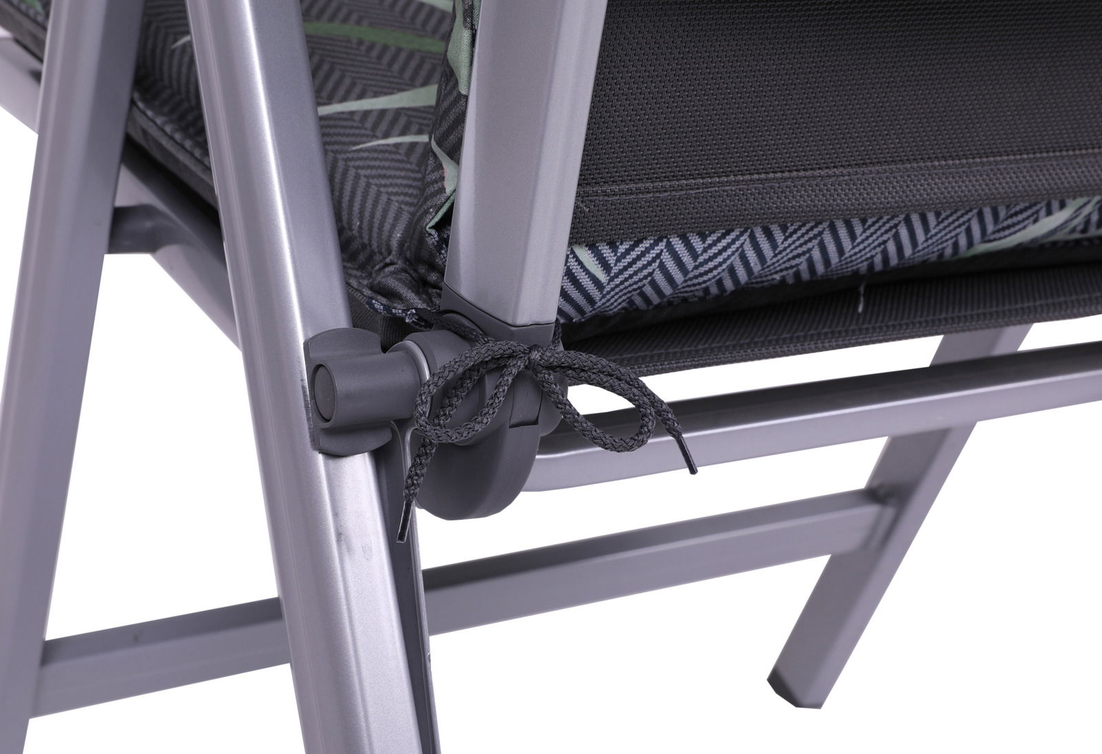 Detailansicht eines Stuhls mit einer Mittellehnerauflage in grauem und grünem Muster, befestigt mit einer Kordel an einem Metallrahmen.