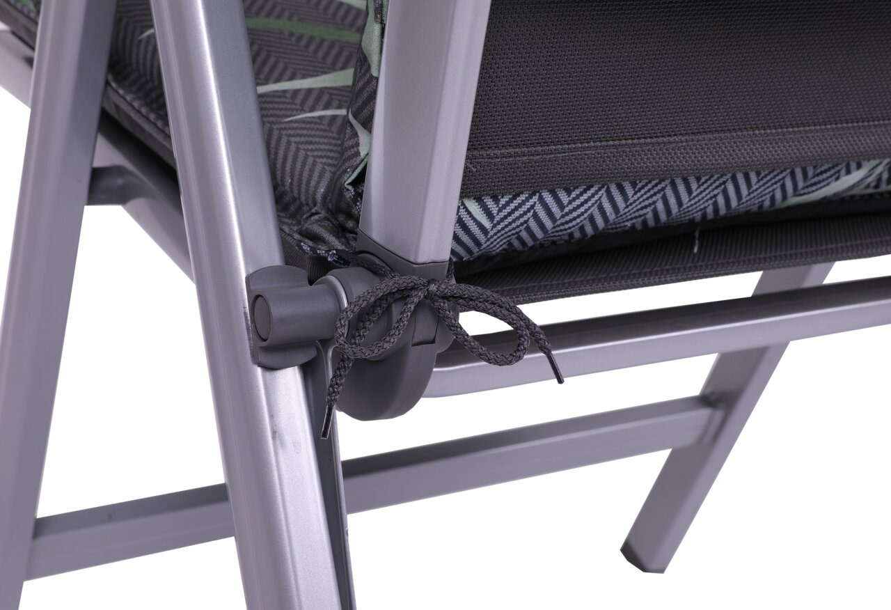Detailansicht eines Stuhls mit einer Mittellehnerauflage in grauem und grünem Muster, befestigt mit einer Kordel an einem Metallrahmen.