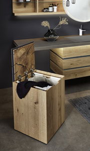 Wäschebox auf Rollen aus Holz mit geöffnetem Deckel, seitliche Perspektive, im modernen Badezimmer platziert.