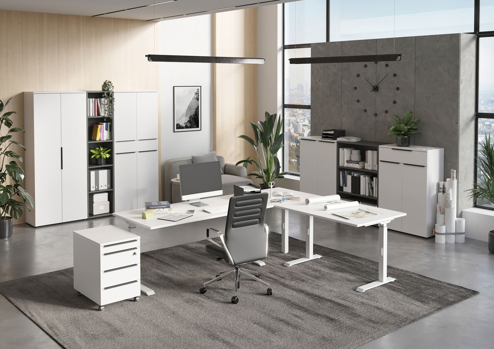 MID.YOU Aktenschrank MAILAND Moderne Büroumgebung mit höhenverstellbarem Schreibtisch, Rollcontainer und Aktenschränken in einem hellen Raum mit großen Fenstern, seitliche Perspektive.