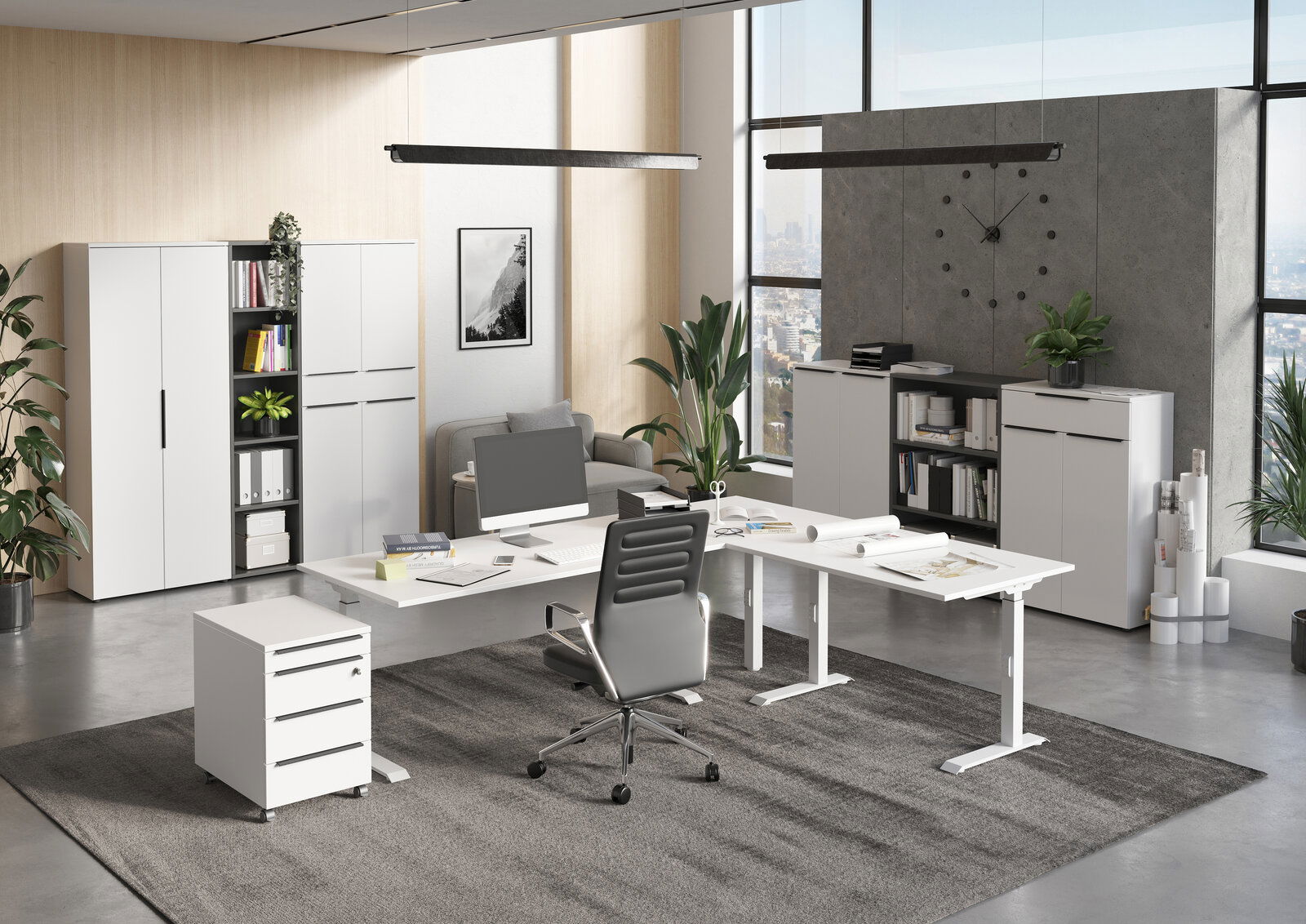 MID.YOU Aktenschrank MAILAND Moderne Büroumgebung mit höhenverstellbarem Schreibtisch, Rollcontainer und Aktenschränken in einem hellen Raum mit großen Fenstern, seitliche Perspektive.