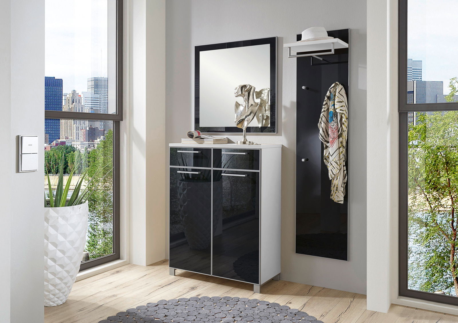 Garderoben-Set 3-tlg. in modernem Design mit Spiegel, Schrank und Wandpaneel, seitliche Perspektive