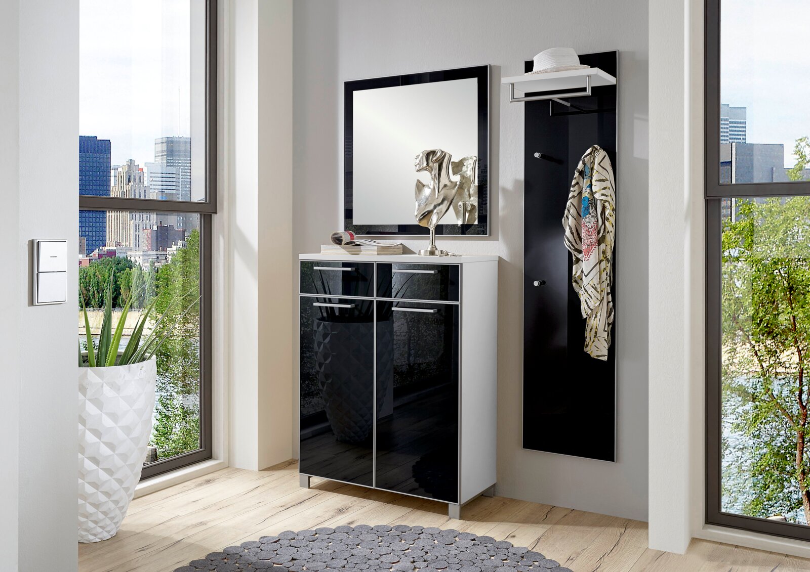 Garderoben-Set 3-tlg. in modernem Design mit Spiegel, Schrank und Wandpaneel, seitliche Perspektive