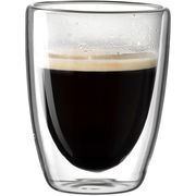 Doppelwandiger Becher mit 300ml Fassungsvermögen, gefüllt mit schwarzem Kaffee, seitliche Perspektive