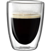 Doppelwandiger Becher mit 300ml Fassungsvermögen, gefüllt mit schwarzem Kaffee, seitliche Perspektive