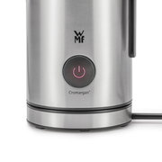 Nahaufnahme eines WMF Milchaufschäumers aus Edelstahl mit beleuchtetem Ein-/Ausschalter.