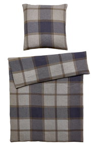 Bettwäsche-Set mit kariertem Muster in Blau- und Brauntönen, bestehend aus einem Kissenbezug und einem Bettdeckenbezug, aus der Vogelperspektive fotografiert.