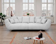 Hellgraues, gepolstertes 3-Sitzer-Designer-Sofa mit mehreren Kissen und schmalen Metallfüßen in modernem Wohnzimmer; Frontansicht.