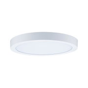 Runde, flache LED-Deckenleuchte in Weiß mit opalem Diffusor, freigestellt auf weißem Hintergrund, in leichter Untersicht (Blick von unten)