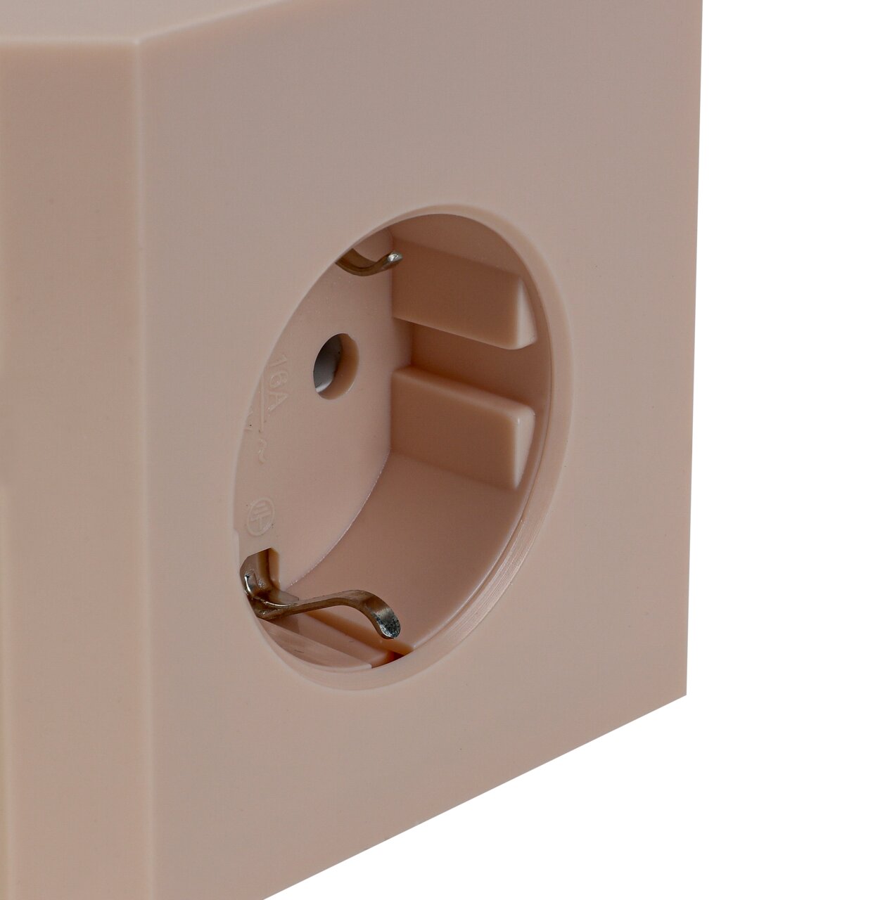 Close-up van een stopcontactblok in beige, gezien vanaf de zijkant