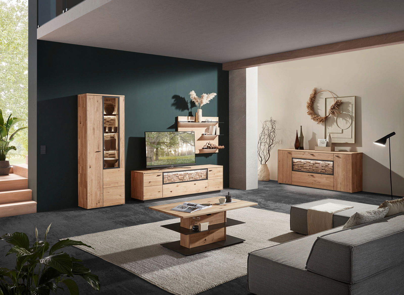 Moderne Wohnzimmerkombination aus Holz mit TV-Schrank, Vitrine und Wandregalen in einer stilvollen Raumansicht.