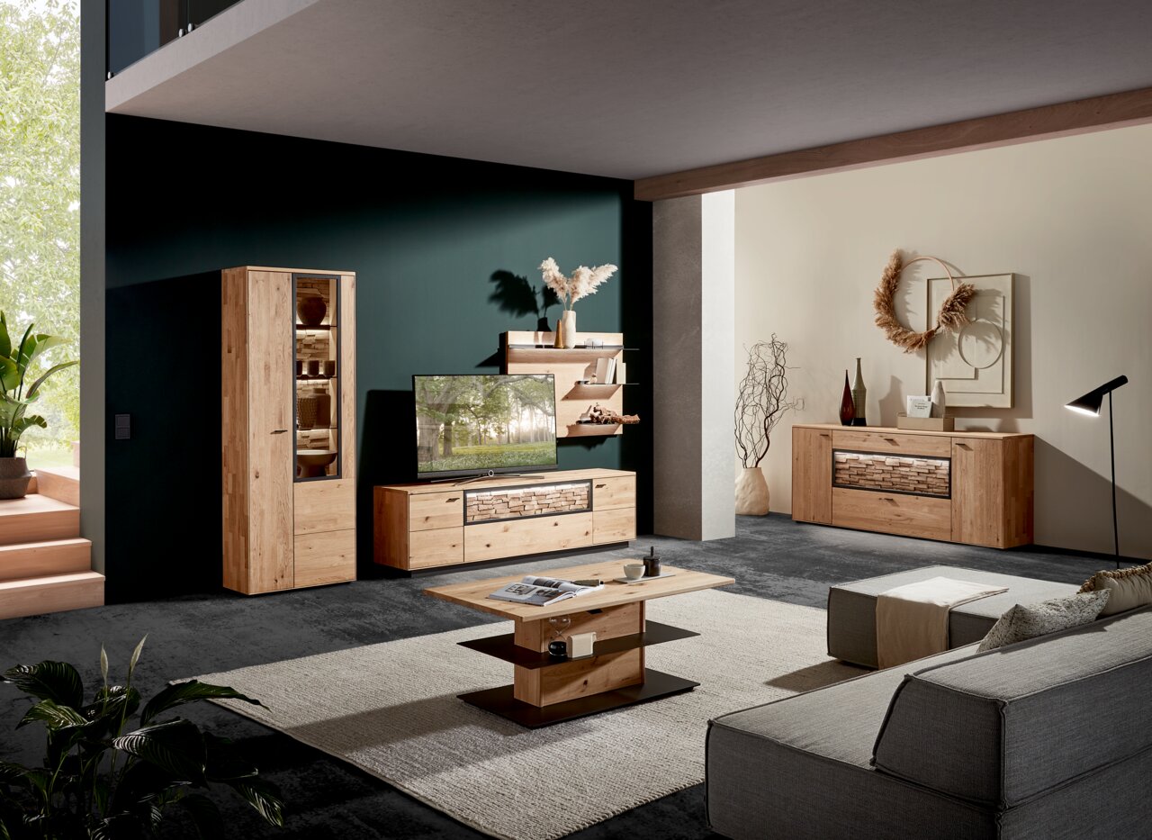 Moderne Wohnzimmerkombination aus Holz mit TV-Schrank, Vitrine und Wandregalen in einer stilvollen Raumansicht.