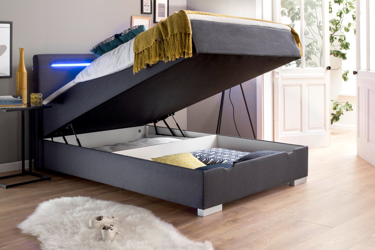 Boxbett mit hochgeklappter Matratze und Stauraum, seitliche Perspektive