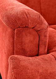 Nahaufnahme einer roten, strukturierten Polsterung einer 2er-Sitzbank, Fokus auf die Armlehne.