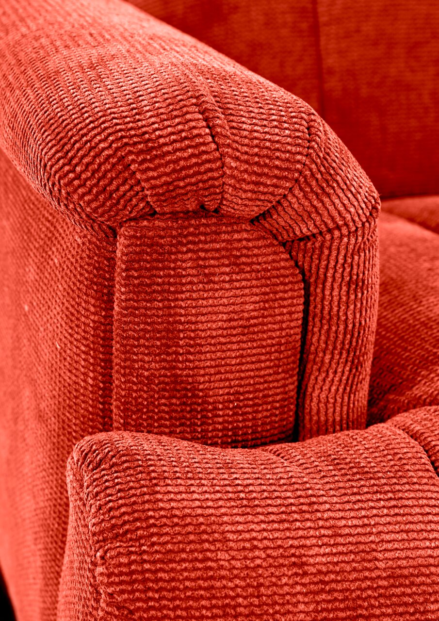 Nahaufnahme einer roten, strukturierten Polsterung einer 2er-Sitzbank, Fokus auf die Armlehne.