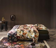 Bettwäsche-Set mit floralem Muster in einem stilvoll eingerichteten Schlafzimmer, seitliche Perspektive