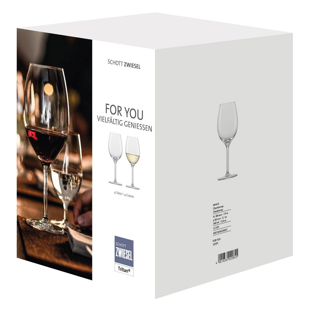 Verpackung eines 4er Sets Weißweingläser von Schott Zwiesel, Vorderansicht mit Abbildung der Gläser und stilvoll gedecktem Tisch im Hintergrund.