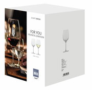 Verpackung eines 4er Sets Weißweingläser von Schott Zwiesel, Vorderansicht mit Abbildung der Gläser und stilvoll gedecktem Tisch im Hintergrund.