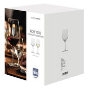 Verpackung eines 4er Sets Weißweingläser von Schott Zwiesel, Vorderansicht mit Abbildung der Gläser und stilvoll gedecktem Tisch im Hintergrund.